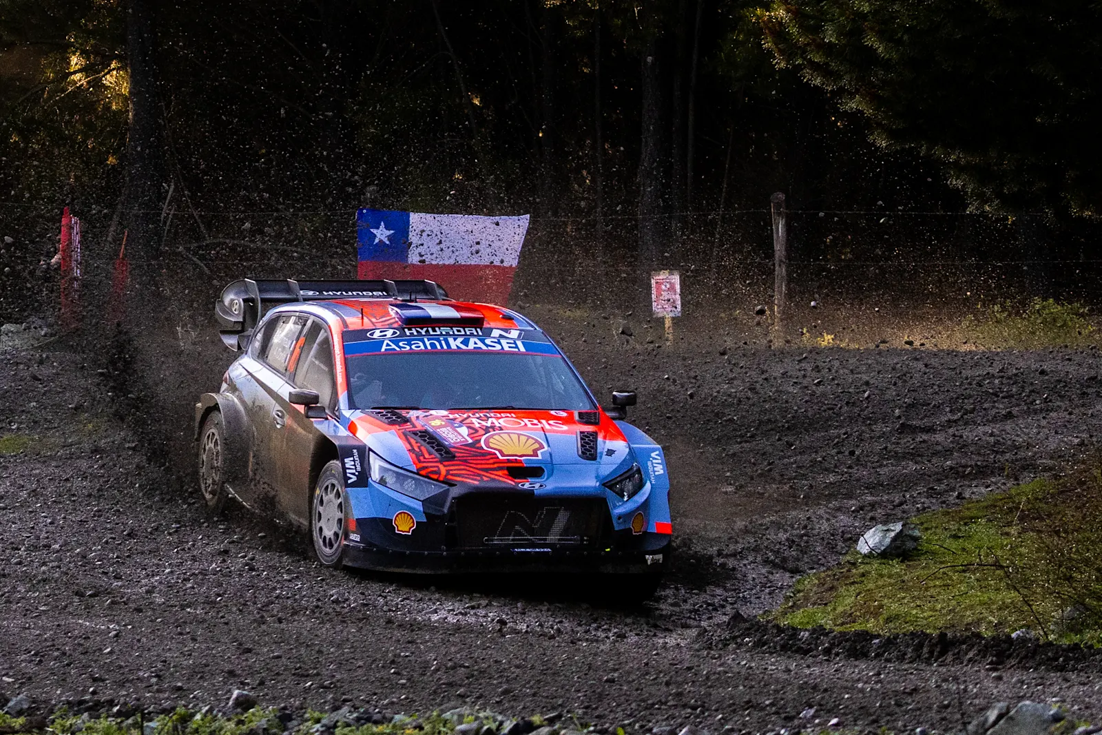 Adrien Fourmaux conduce el Hyundai i20 N Rally1 durante el Rally Chile Biobío 2026