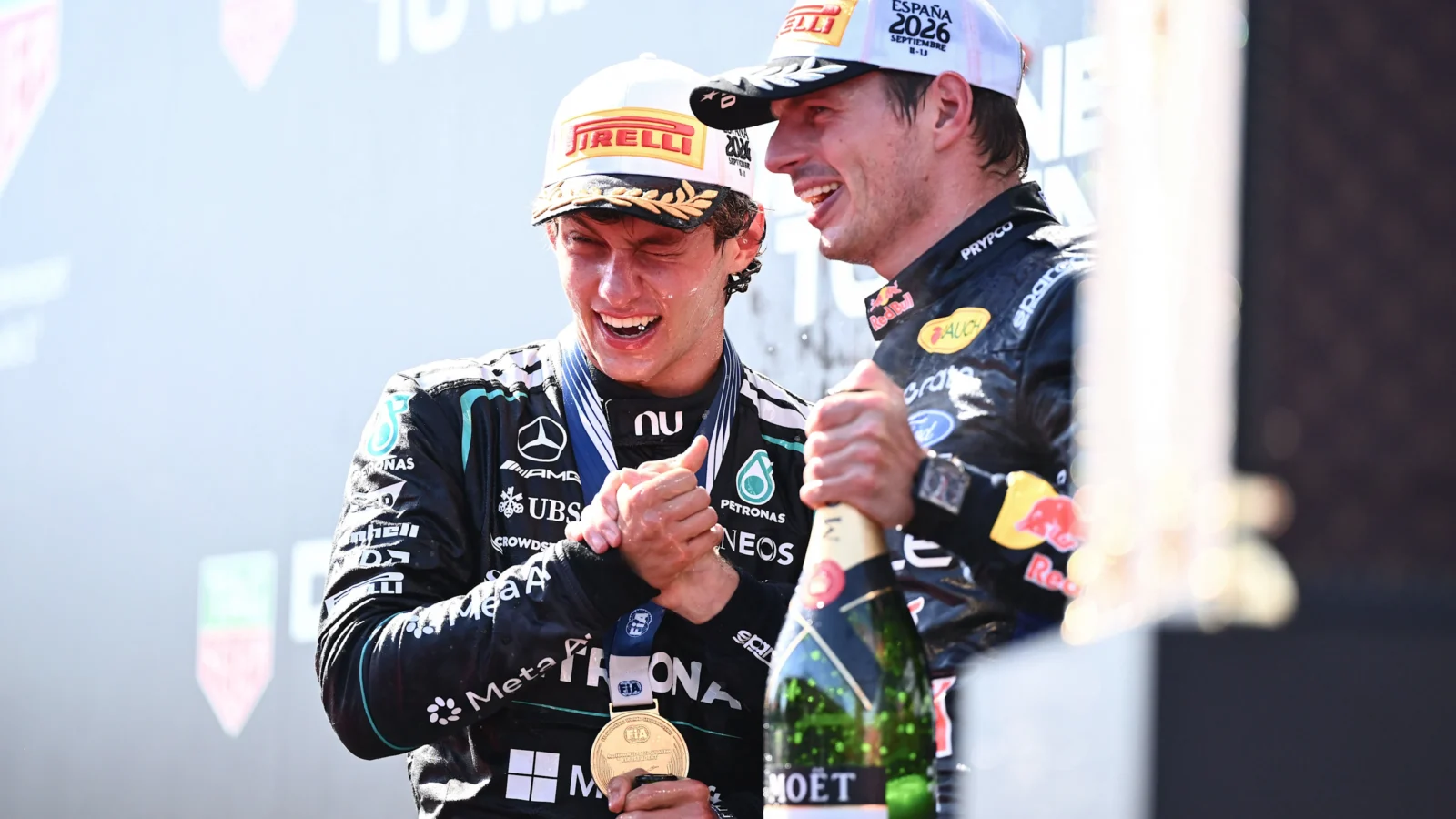 Kimi Antonelli y Max Verstappen celebran con champaña en el podio del Gran Premio de España 2026