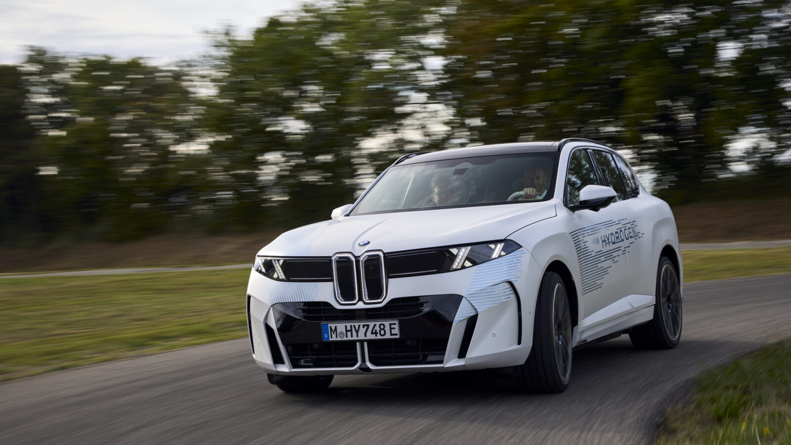 BMW iX5 Hydrogen circulando durante pruebas en Alemania