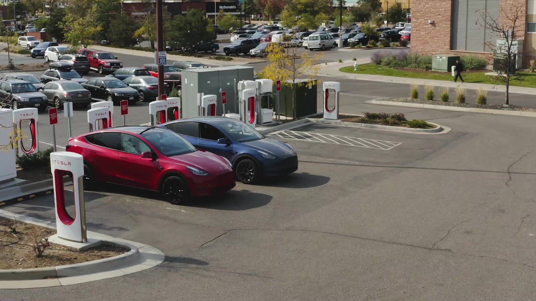 Vehículo Tesla conectado a estación Supercharger, imagen referencial de infraestructura de carga