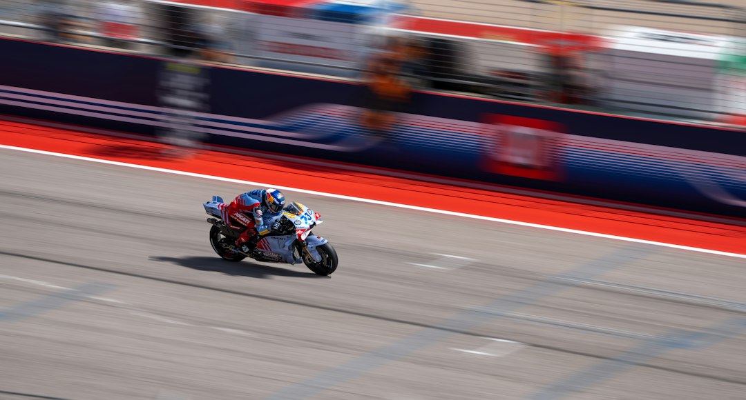 Piloto de motociclismo acelerando en un circuito