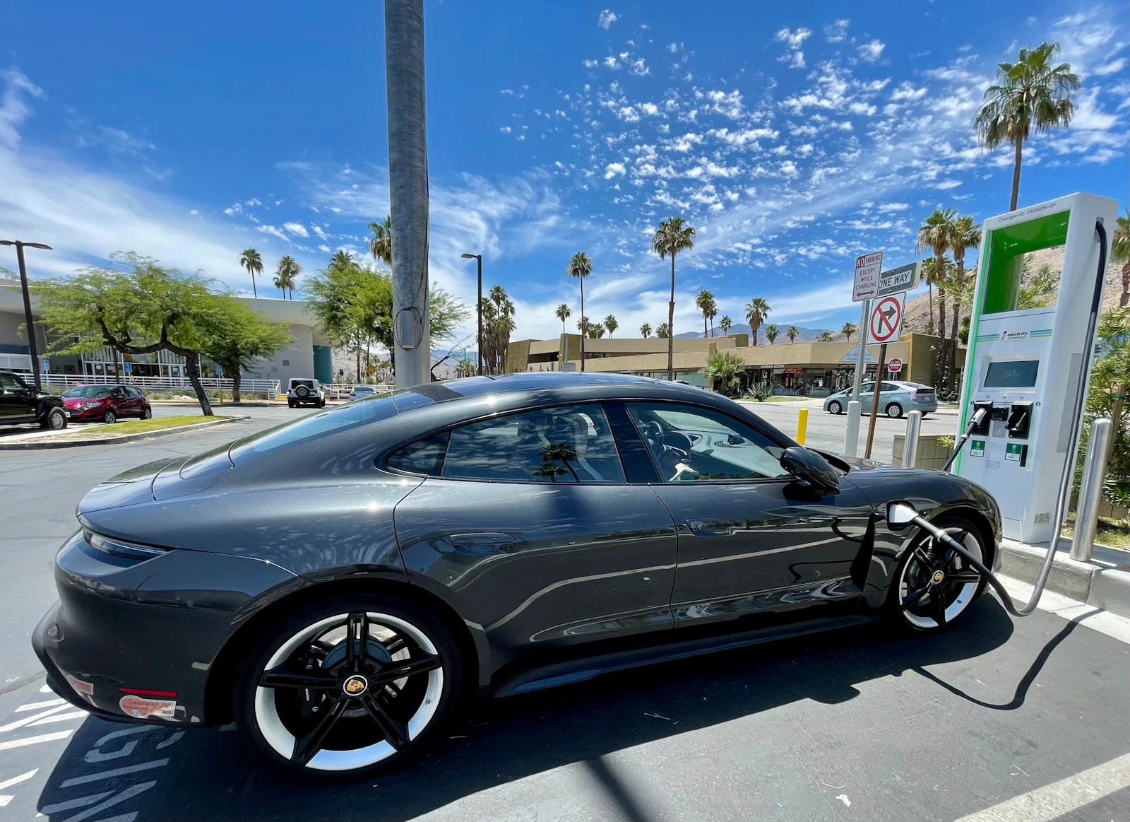 Automóvil eléctrico Porsche conectado a un cargador