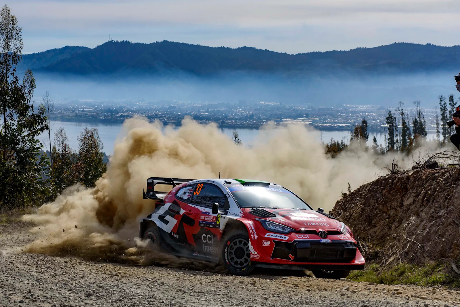 Elfyn Evans compite con el Toyota GR Yaris Rally1 número 33 en el Rally Chile Biobío 2026