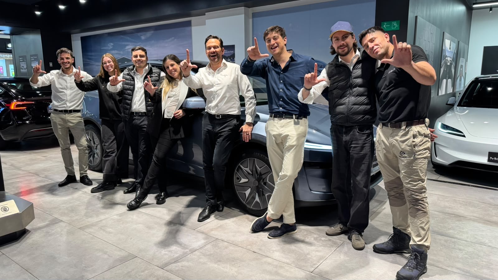 Equipo de Tesla Chile en la sucursal de Alto Las Condes junto a vehículos de la marca