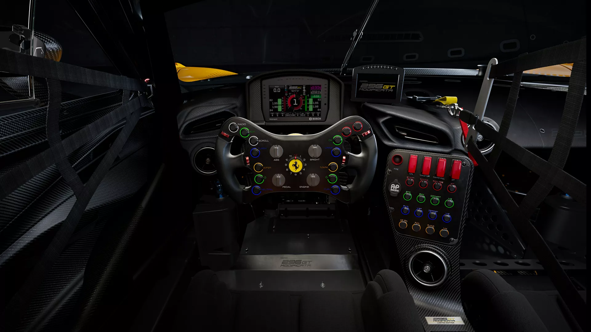 Habitáculo biplaza del Ferrari 296 GT Modificata con volante de competición