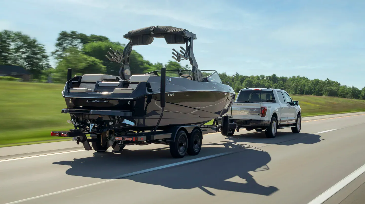 Ford F-150 2027 King Ranch remolcando una embarcación