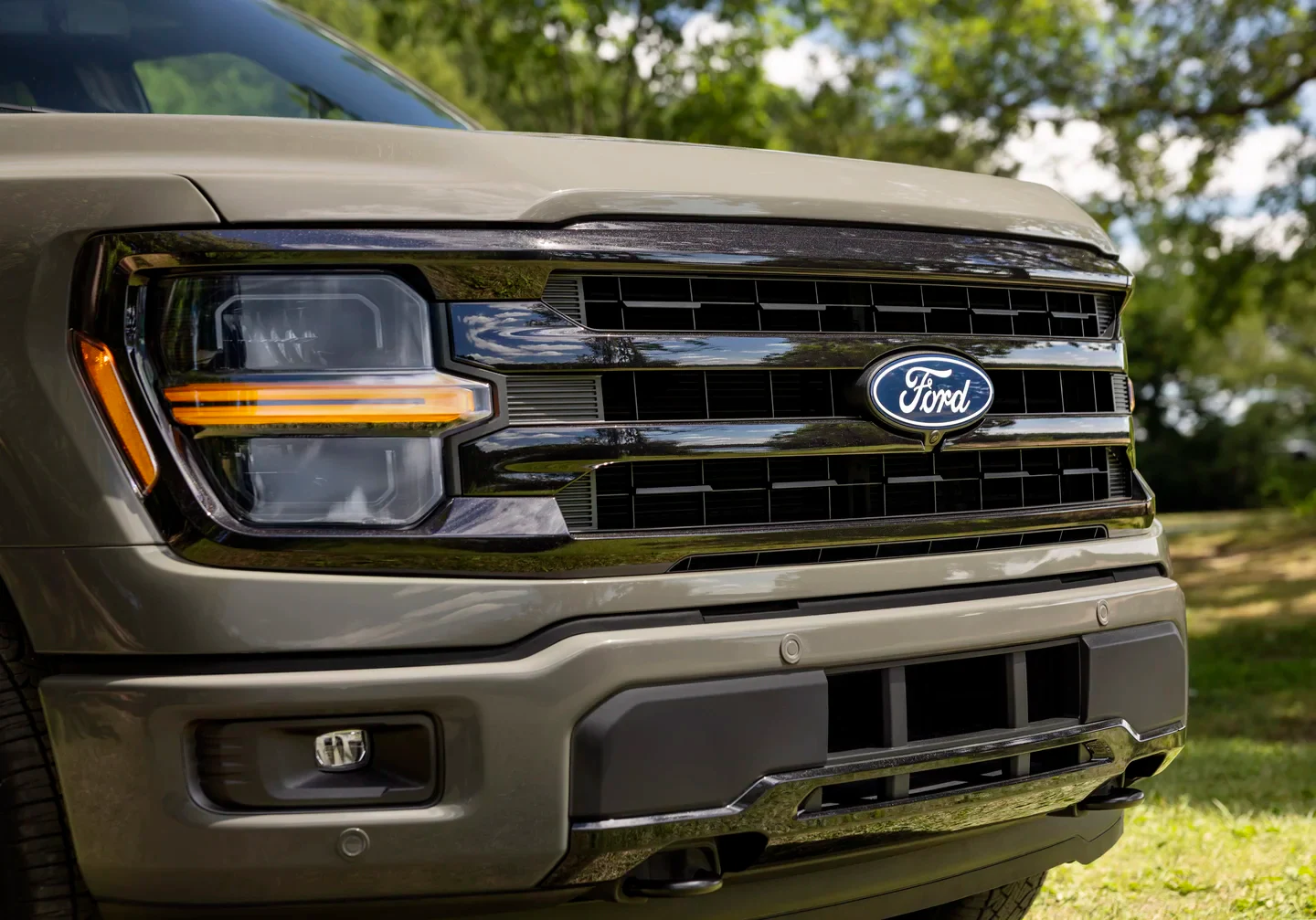 Detalle frontal de la Ford F-150 2027 XLT