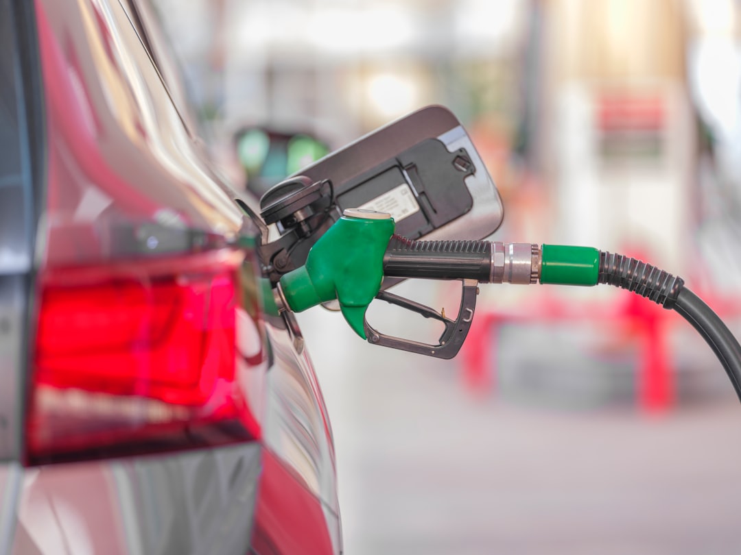 Persona cargando gasolina en una estación de servicio, imagen referencial sobre la posible gasolina E10 en Chile