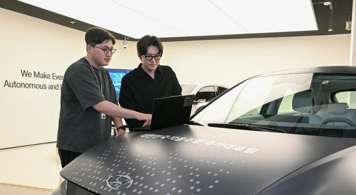 Dos integrantes del equipo técnico revisan un vehículo de pruebas del sistema Atria AI de Hyundai