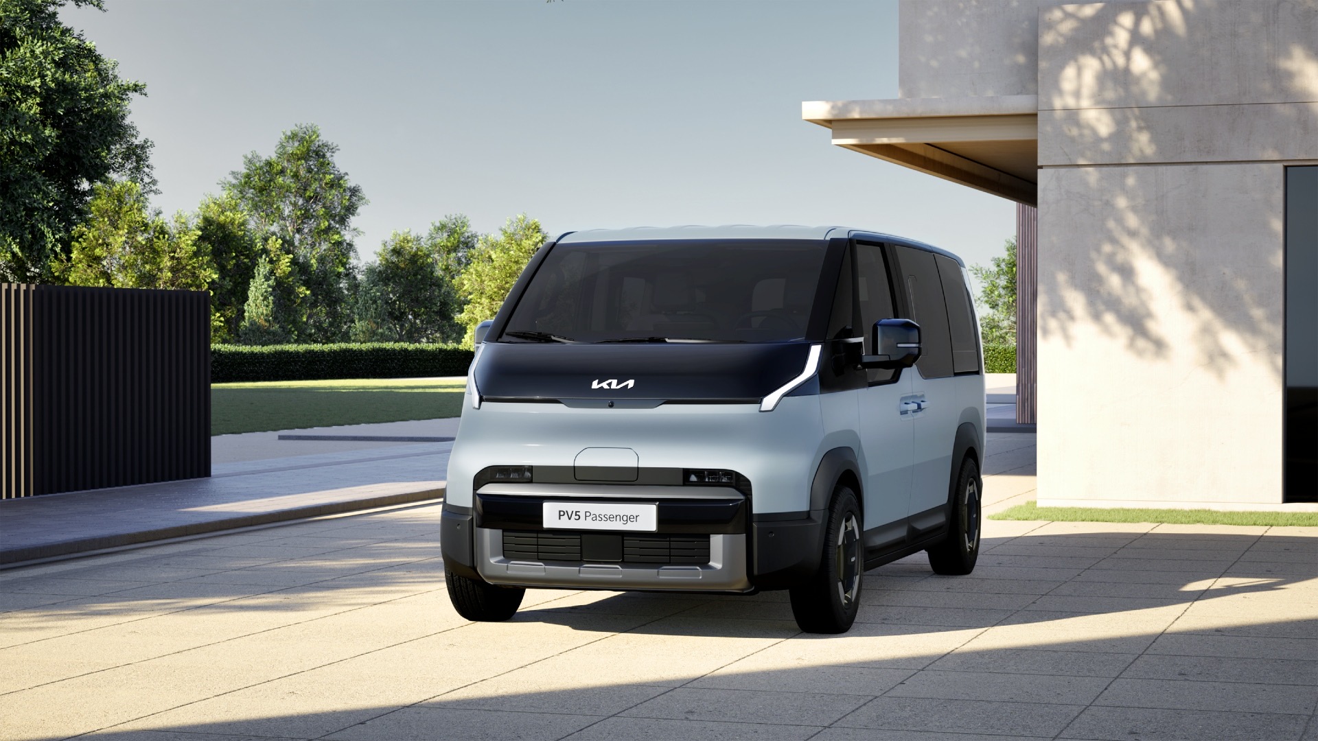 Kia PV5 Passenger eléctrico fotografiado junto a una casa; vehículo premiado en Alemania