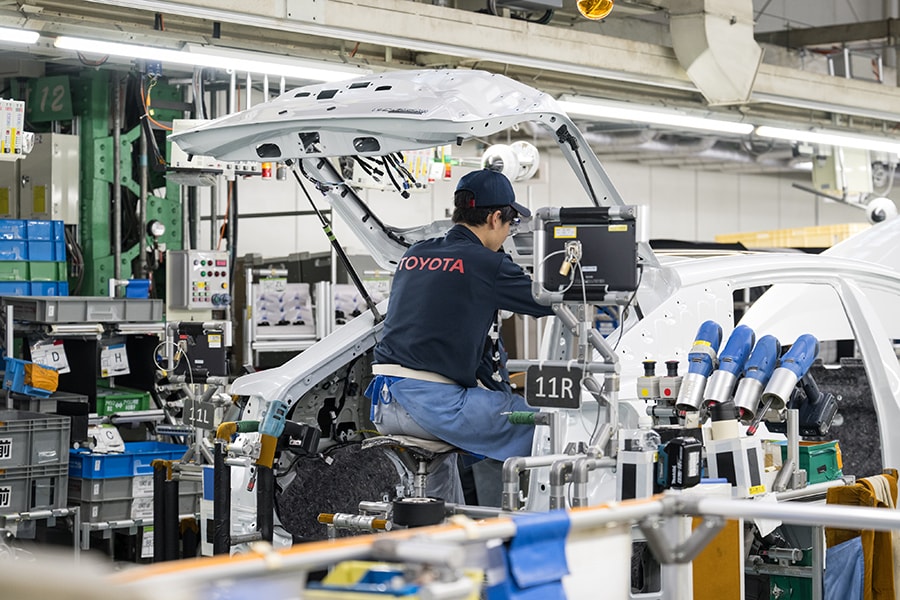 Automóviles de distintos colores en una línea de montaje de Toyota