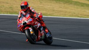 Marc Márquez conduce la Ducati número 93 durante la práctica de MotoGP en Misano