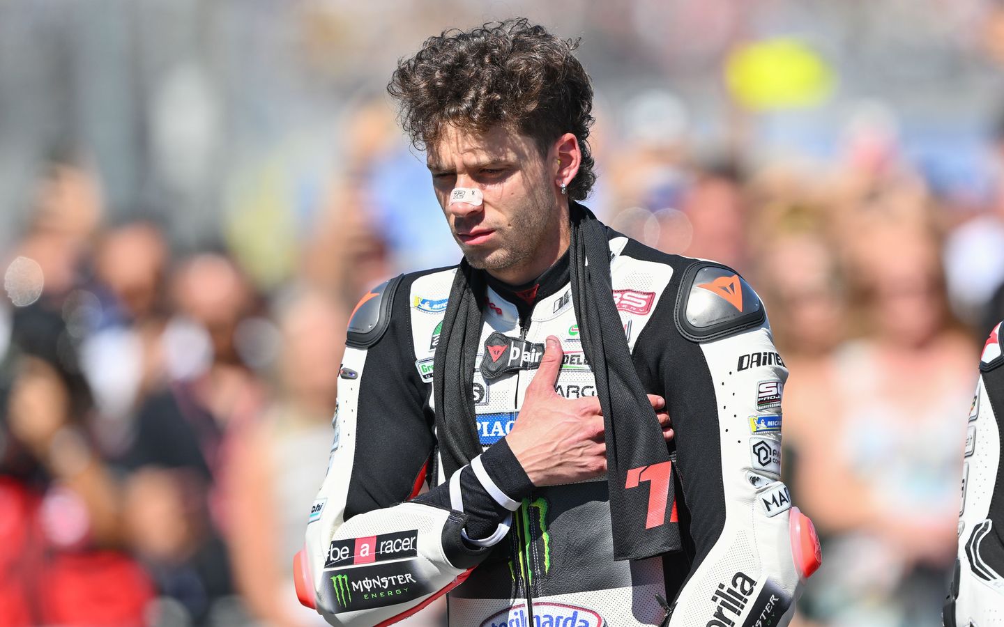 Marco Bezzecchi con indumentaria de Aprilia