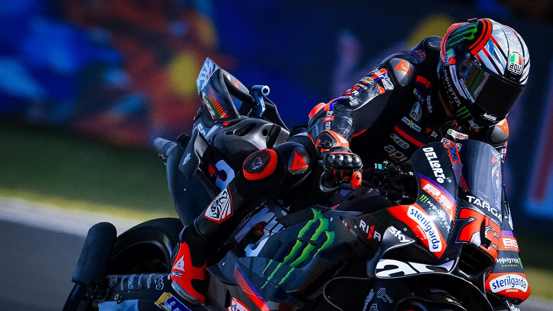 Marco Bezzecchi conduce la Aprilia número 72 durante la práctica de MotoGP en Misano