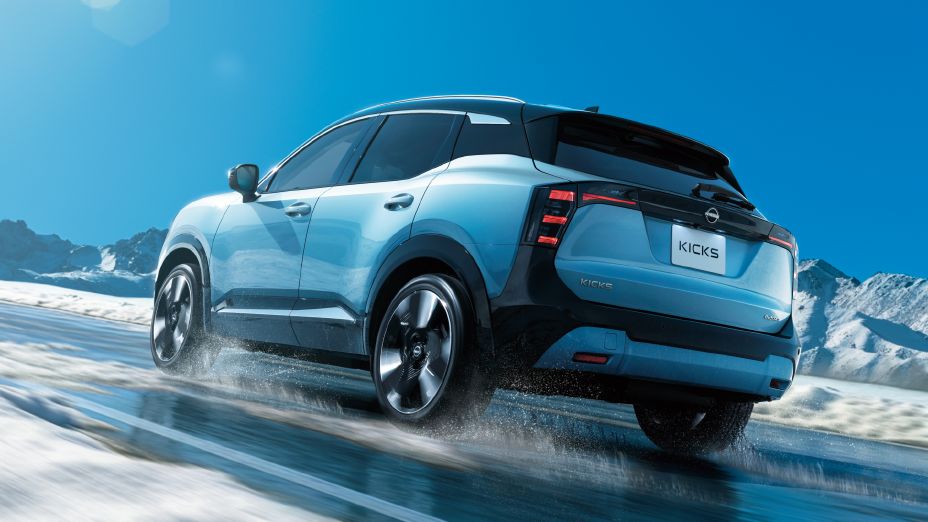 Nissan Kicks e-POWER europeo circulando sobre una ruta nevada