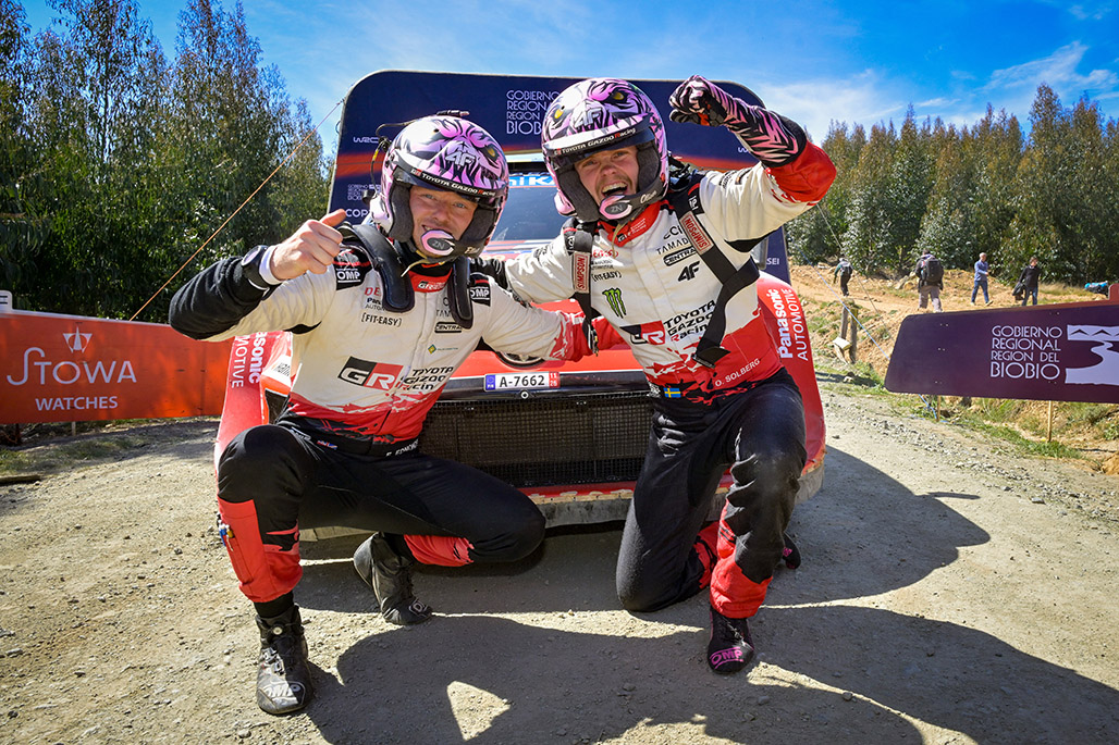 Oliver Solberg y Elliott Edmondson celebran su victoria en el Rally Chile Biobío 2026