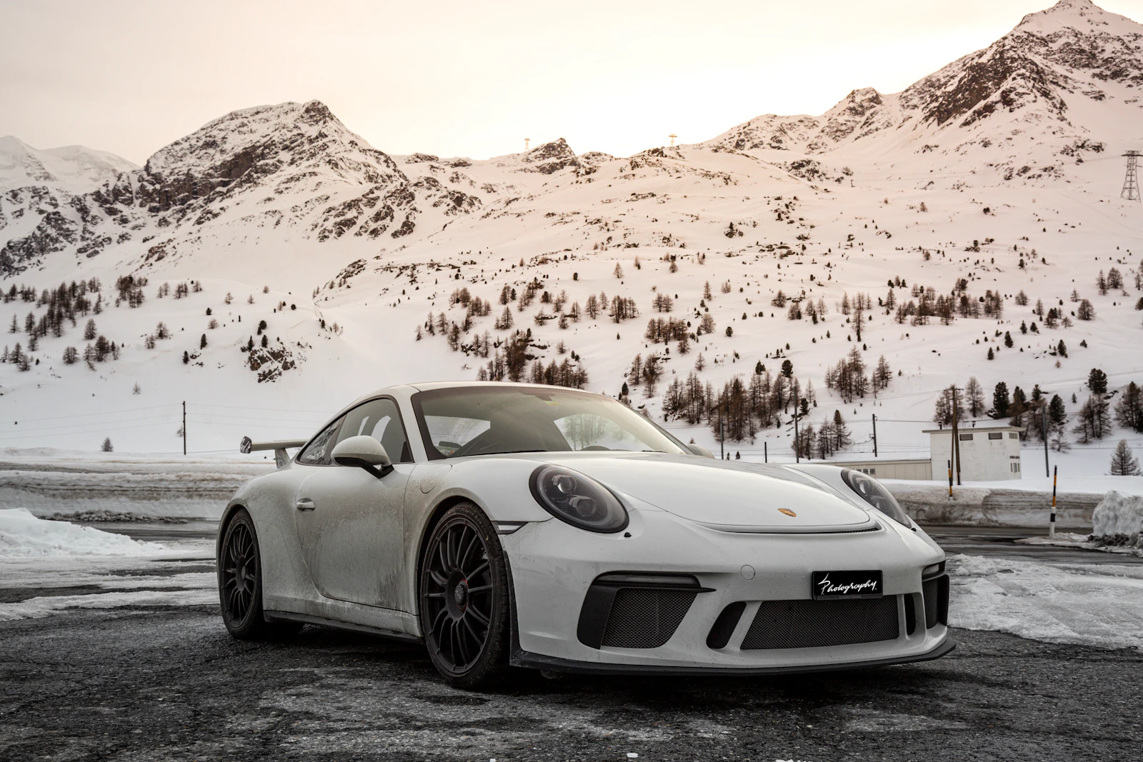 Automóvil deportivo Porsche circulando por una carretera