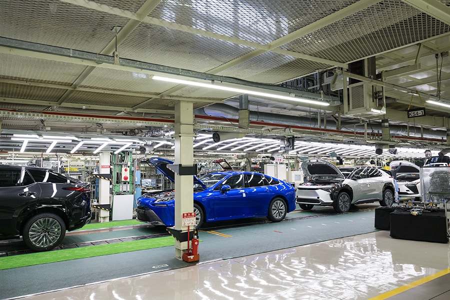 Vehículos Toyota avanzan por una línea de producción japonesa