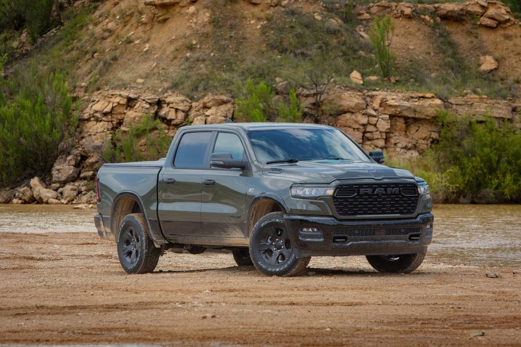 RAM 1500 Backcountry gris estacionada en un terreno fuera de ruta