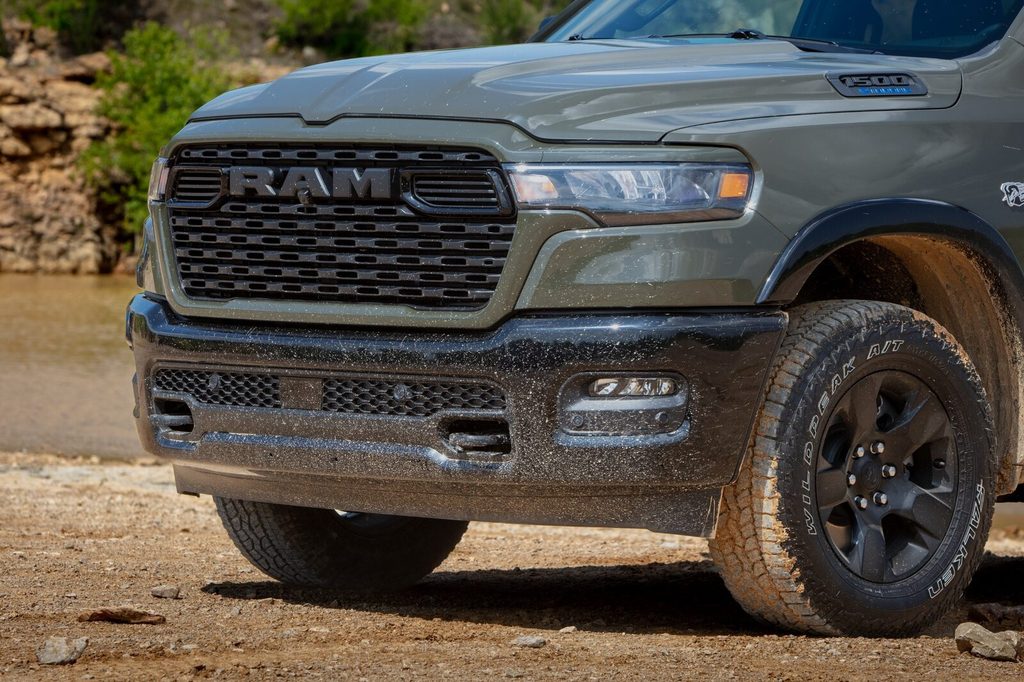 Detalle frontal de la RAM 1500 Backcountry con parrilla y neumático todoterreno