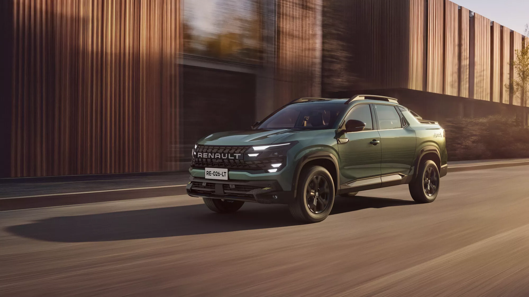 Renault Niagara 4x4 circulando por una vía urbana