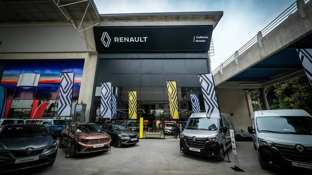Fachada del nuevo showroom Renault en Movicenter con vehículos en exhibición