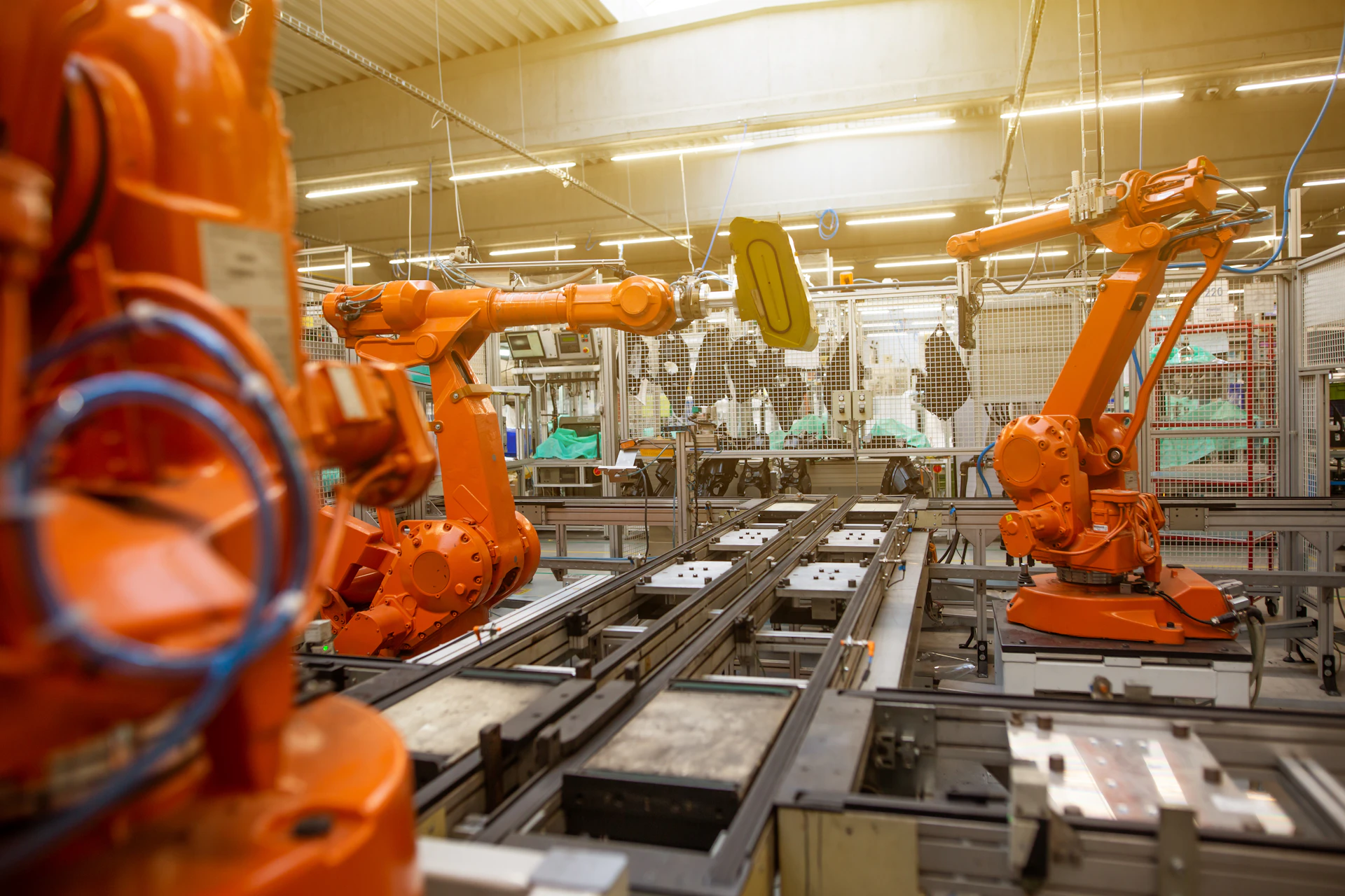 Robots en fábrica automotriz Brazos robóticos trabajan en una línea de producción automotriz