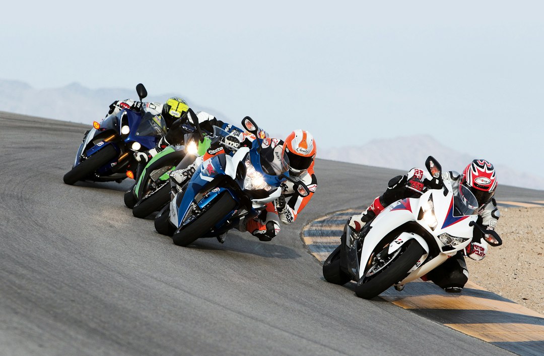 Motocicleta deportiva inclinada durante una carrera en circuito