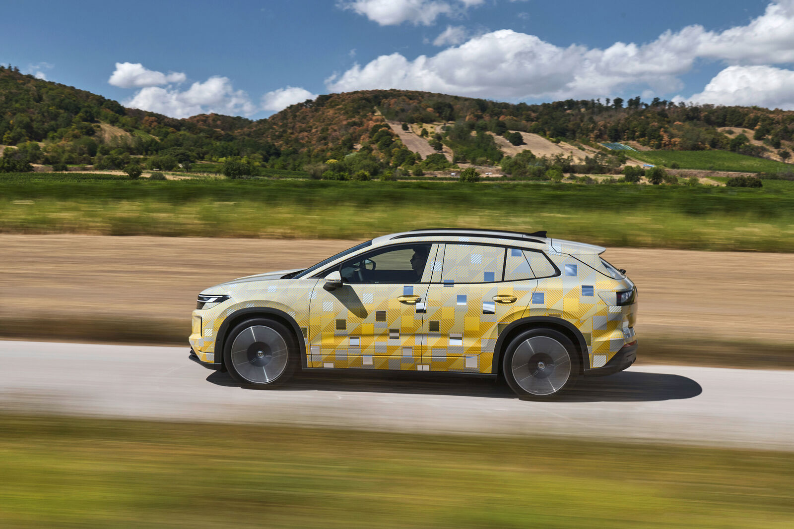 Prototipo Volkswagen ID. Tiguan eléctrico durante pruebas en carretera