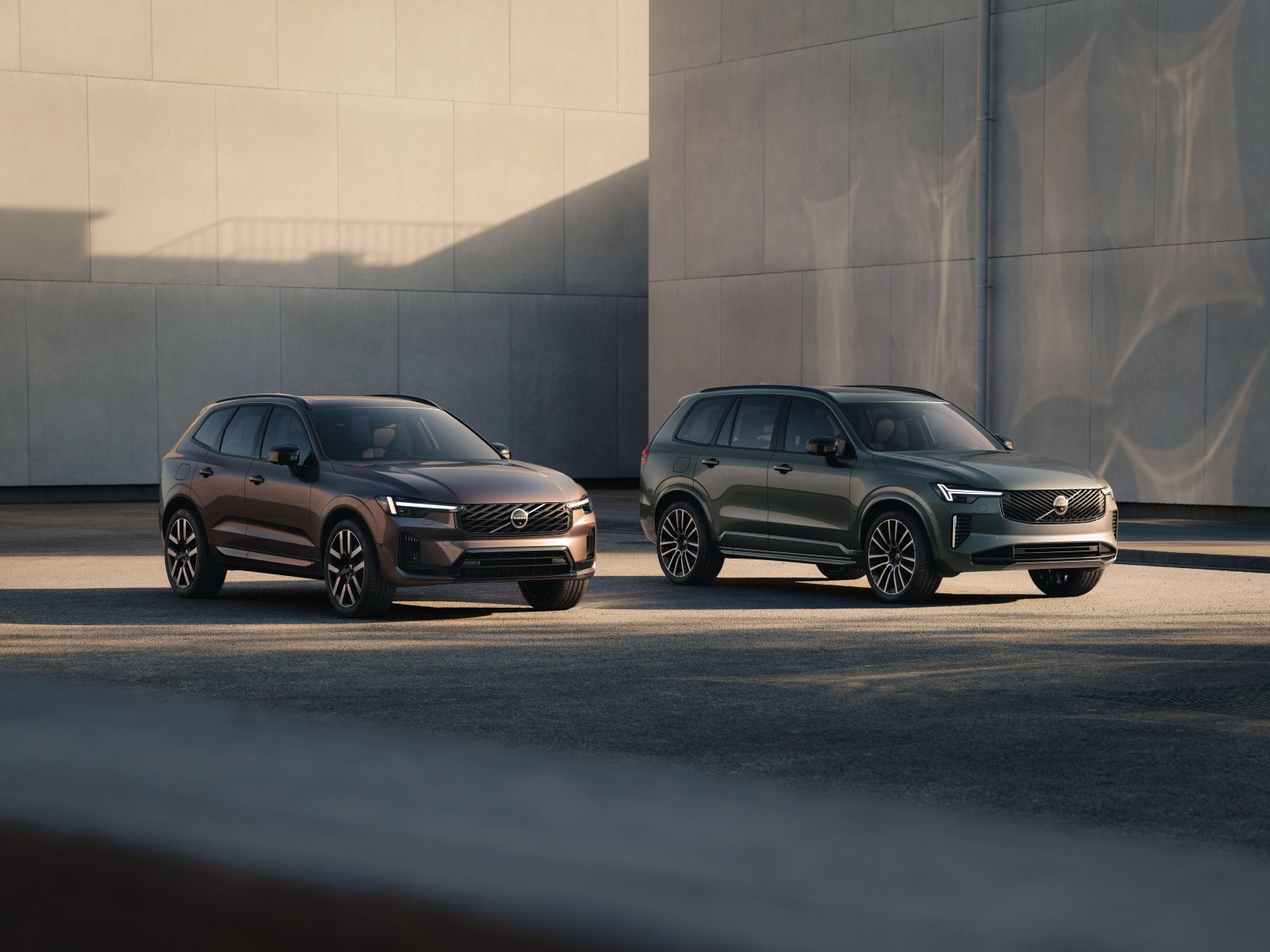 Nuevos Volvo XC60 y XC90 híbridos enchufables vistos de frente