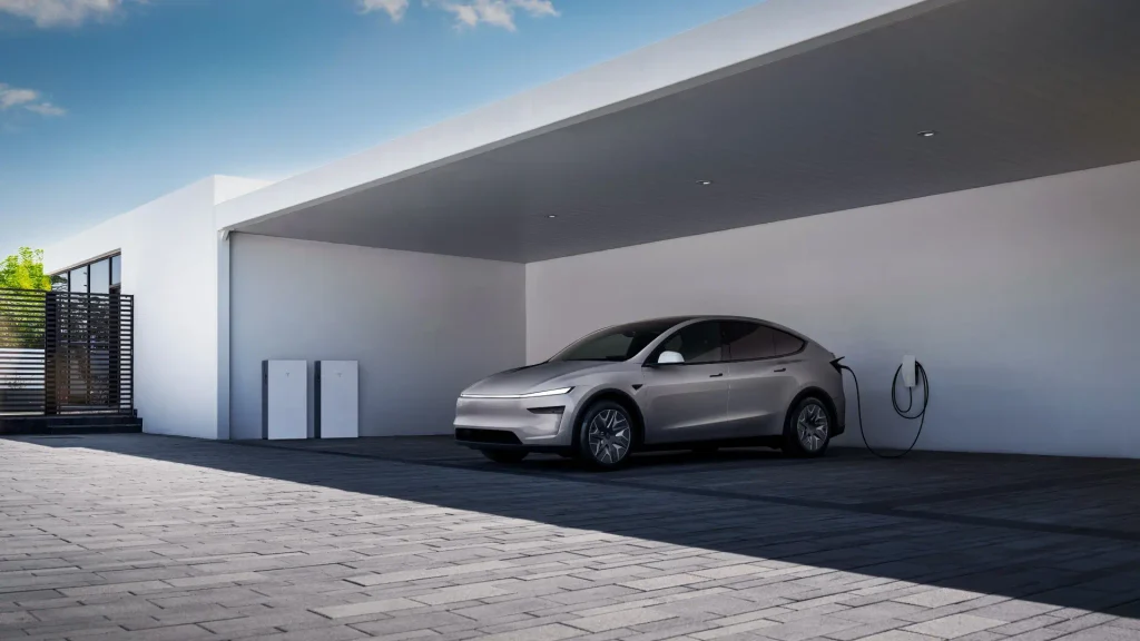 Tesla Model Y L conectado a un cargador eléctrico domiciliario