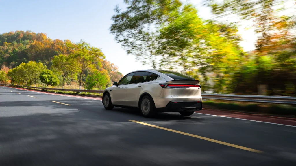 Tesla Model Y L circulando por carretera