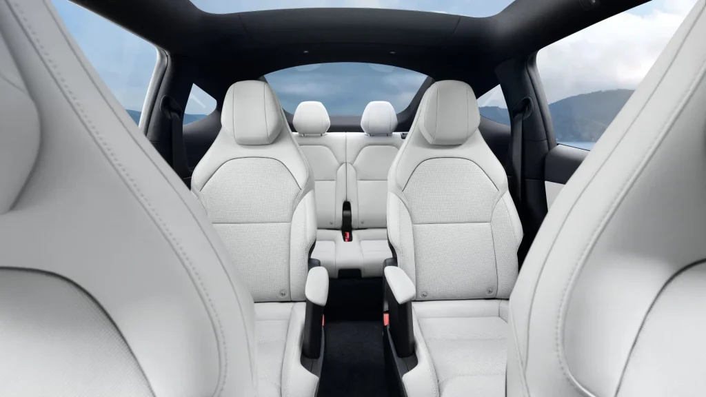 Interior del Tesla Model Y L con seis asientos distribuidos en tres filas