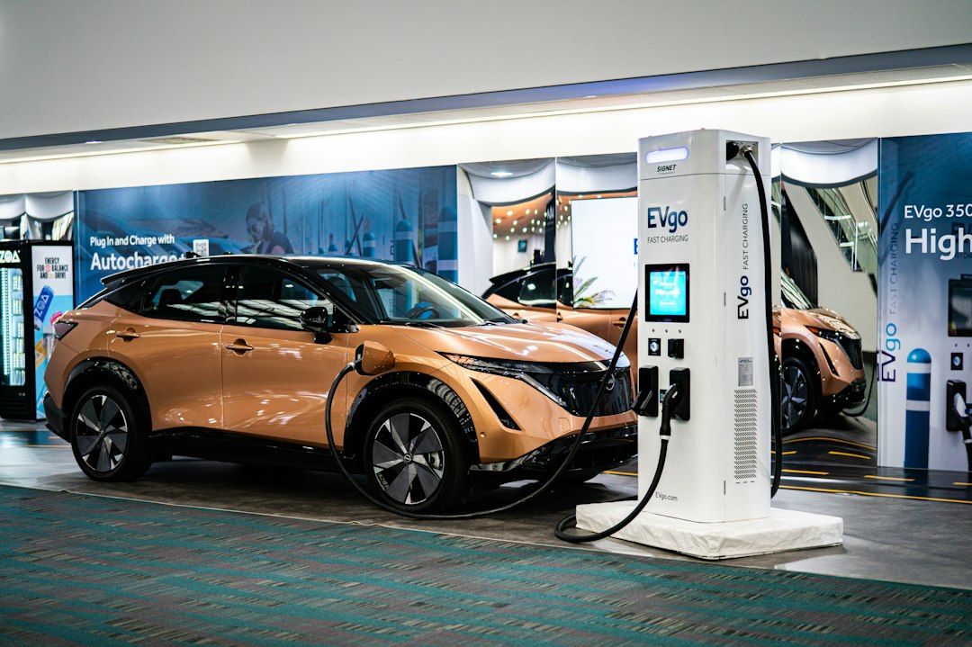 Automóvil eléctrico conectado a estación de carga