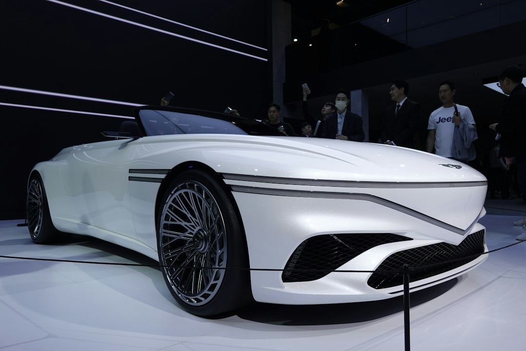 Automóvil blanco presentado en un salón del automóvil