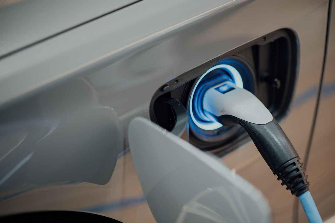 Conector de carga enchufado a un automóvil eléctrico