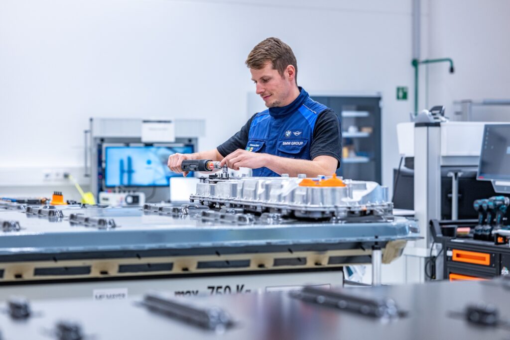 Trabajadores supervisan la producción de baterías Gen6 en la nueva planta de BMW