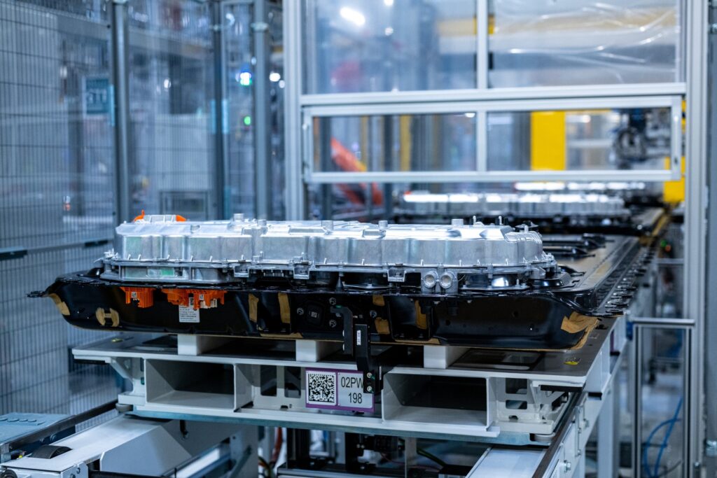 Línea de ensamblaje de baterías de alto voltaje Gen6 en la planta BMW Irlbach-Straßkirchen