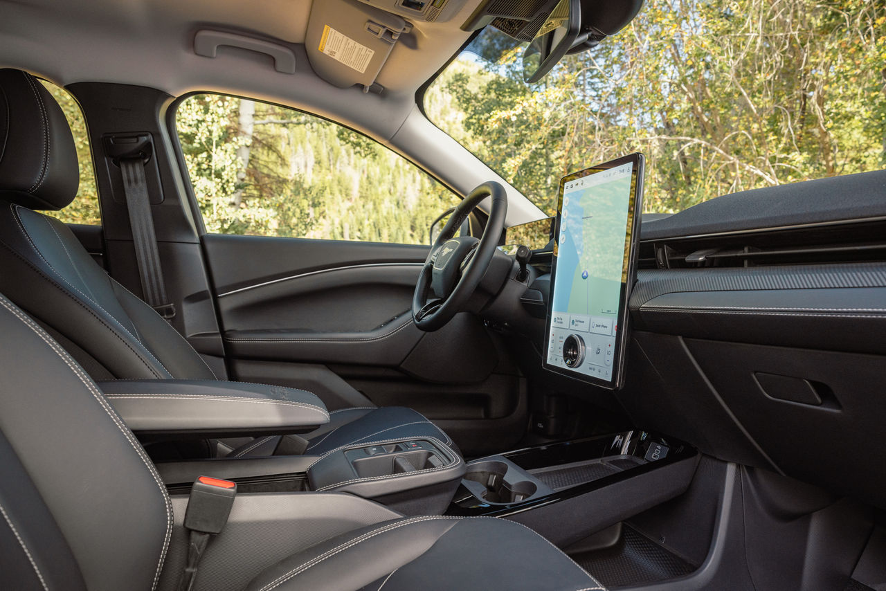 Asientos delanteros y pantalla central del Ford Mustang Mach-E Trail 2027