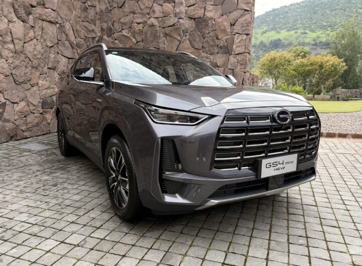 Vista frontal del GAC GS4 Max HEV gris en su lanzamiento en Chile