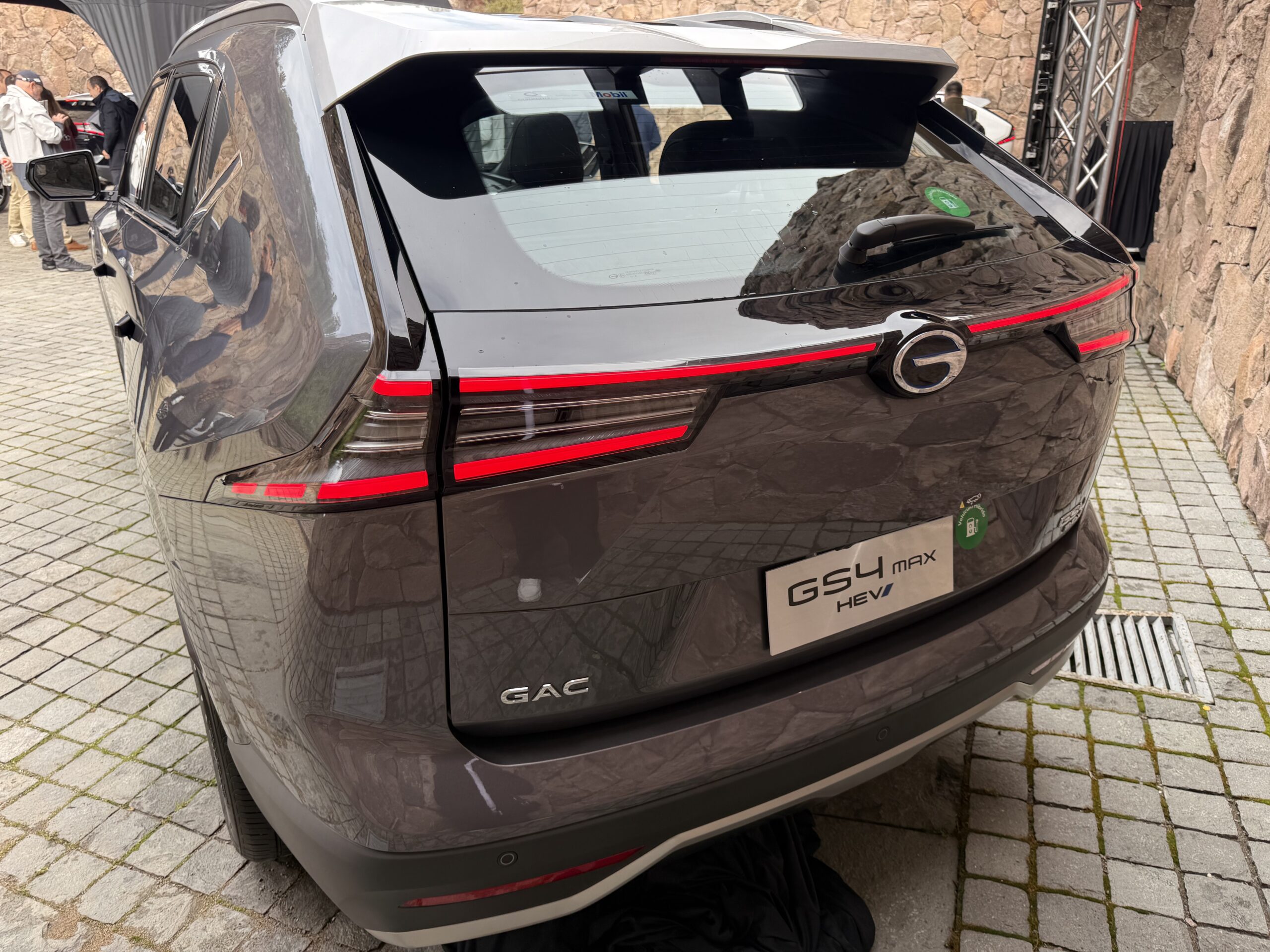 Vista trasera del GAC GS4 Max HEV gris