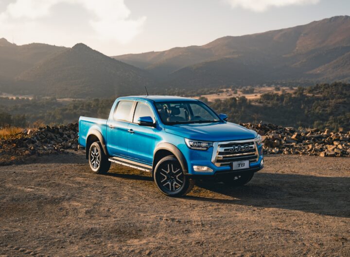 Camioneta JAC azul en fotografía oficial de prensa