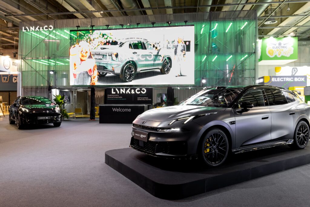 Lynk & Co 07 GT gris exhibido en el Salón del Automóvil de París 2026