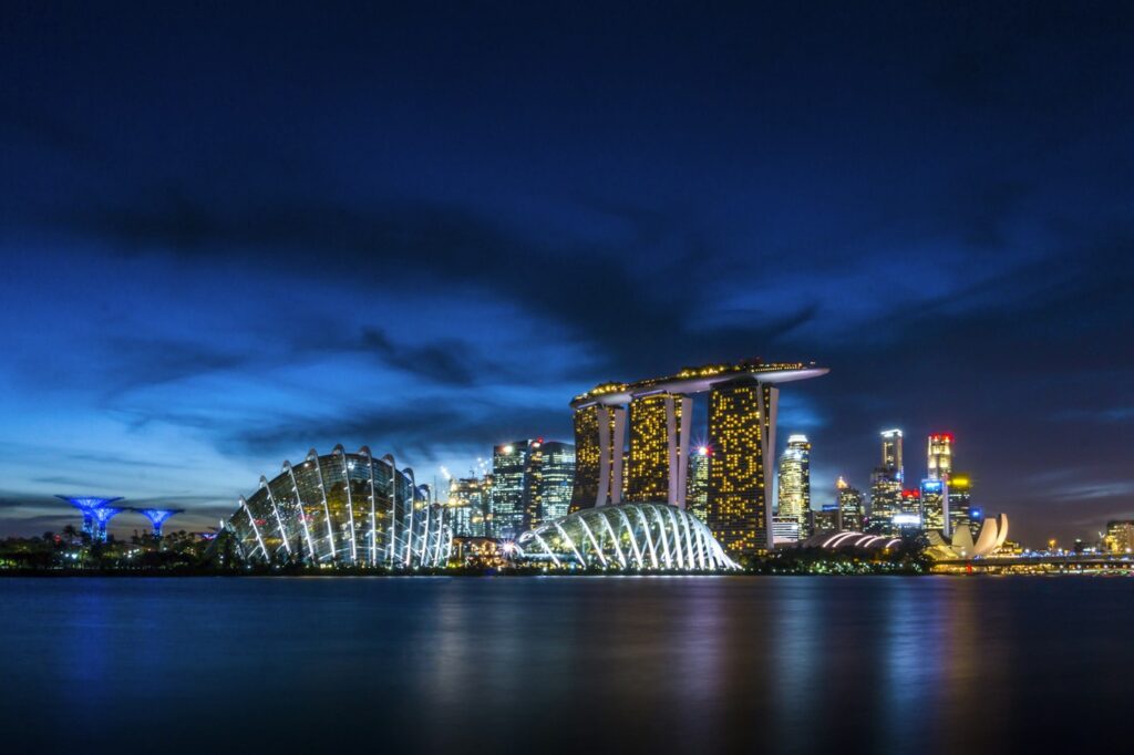 Vista nocturna de Marina Bay en Singapur, fotografía de archivo