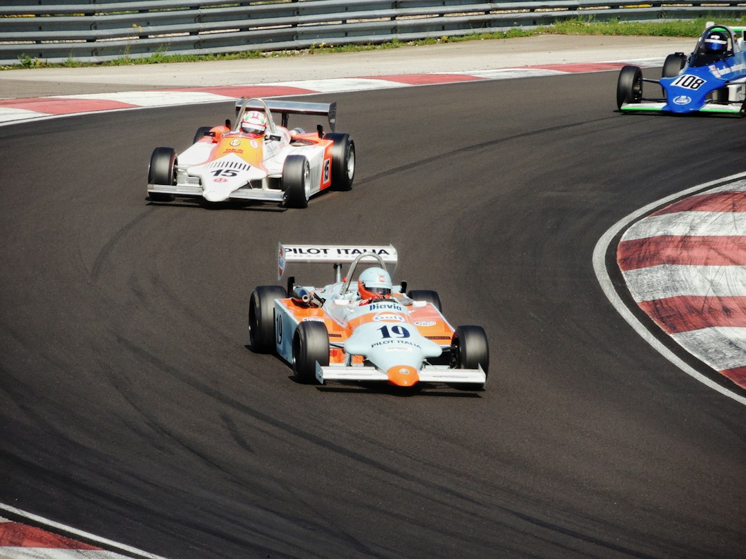 Monoplazas compitiendo en circuito, imagen referencial