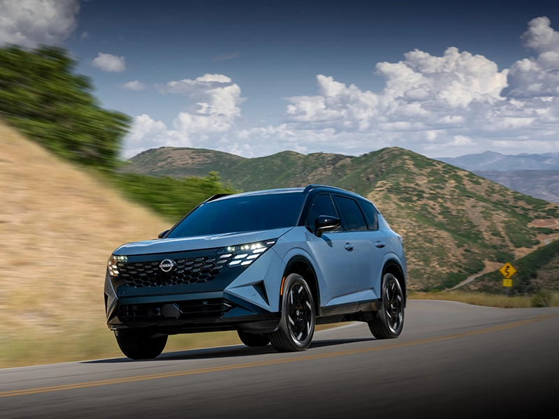 Nissan Rogue Hybrid 2027 circulando en carretera, imagen oficial Nissan