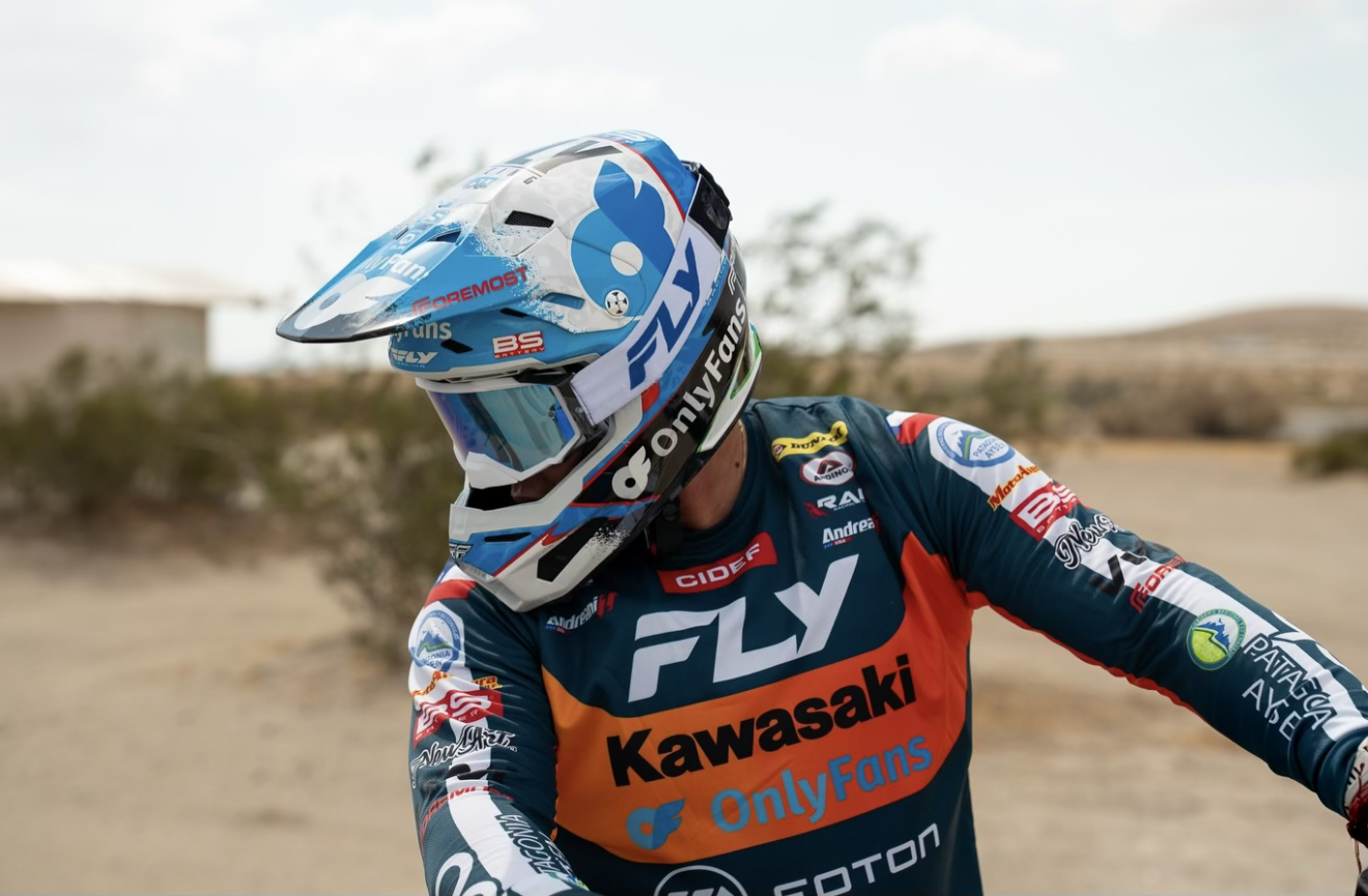 Patricio Cabrera con indumentaria Kawasaki