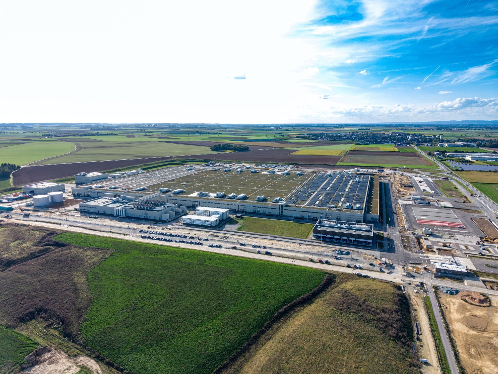 Vista exterior de la nueva planta de baterías BMW en Irlbach-Straßkirchen, Alemania