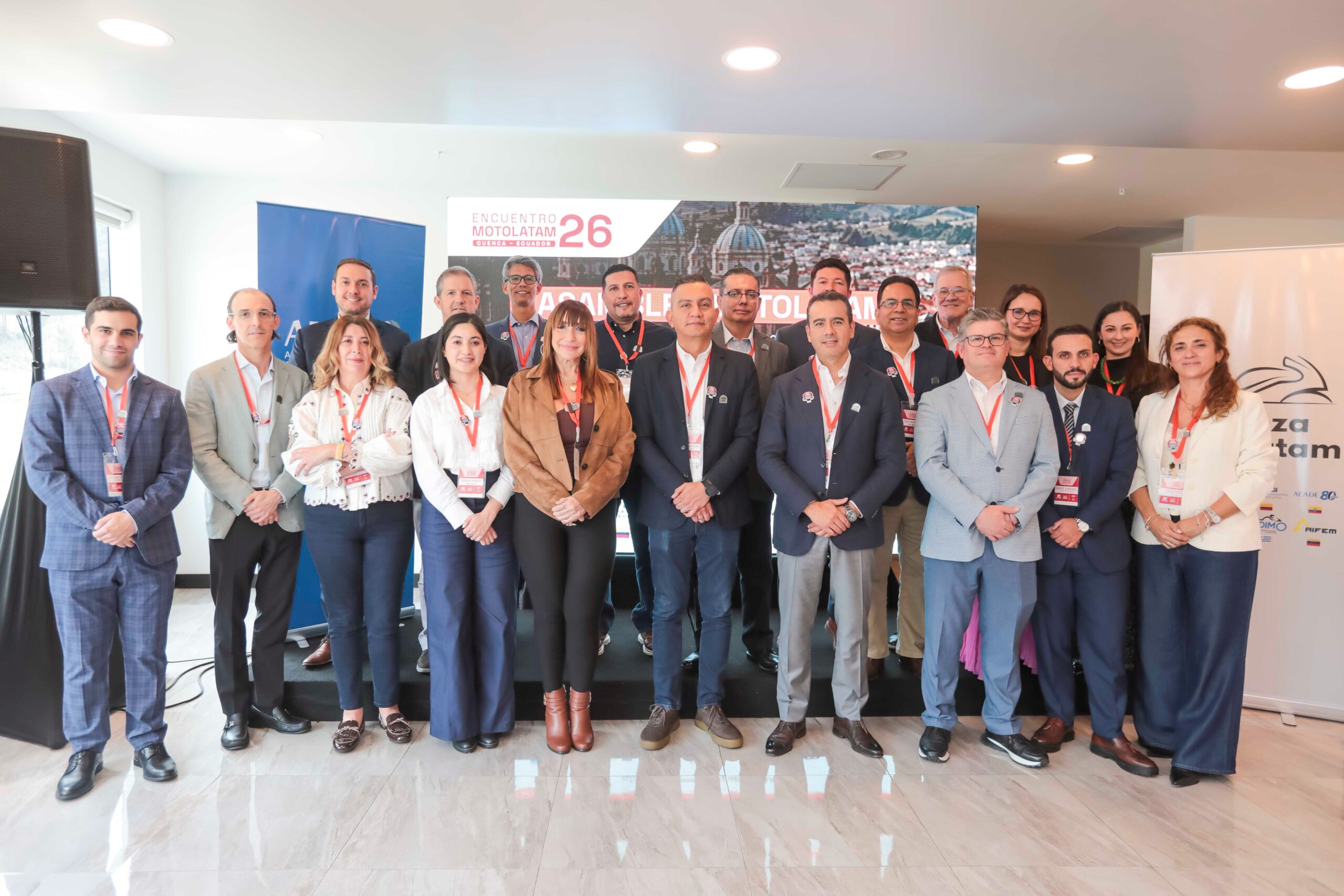 Representantes de las asociaciones de motocicletas en el encuentro MotoLatam 2026 en Cuenca, Ecuador