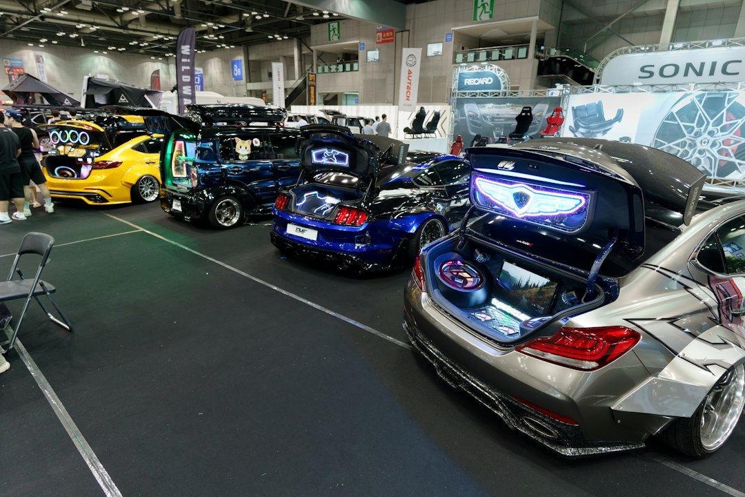 Vehículos exhibidos en un salón automotriz internacional